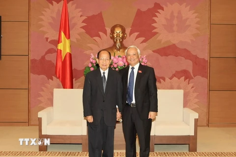 Phó Chủ tịch Quốc hội Uông Chu Lưu tiếp ông Khamphansin Malavong. (Ảnh: Phạm Kiên/TTXVN)