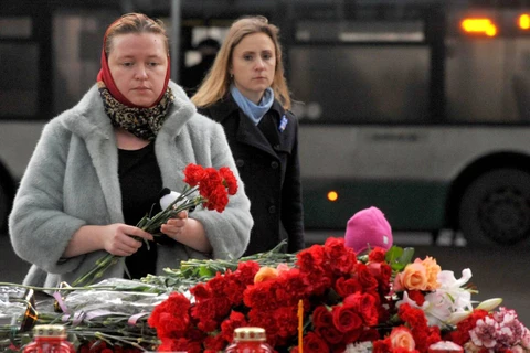 Người dân đặt hoa tưởng niệm các nạn nhân xấu số. (Nguồn: AFP/Getty Images)