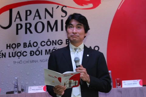 Ông Mikio Masawaki giới thiệu với các nhà báo về chiến lược mới của bia Sapporo. (Ảnh: Hà Huy Hiệp/Vietnam+)