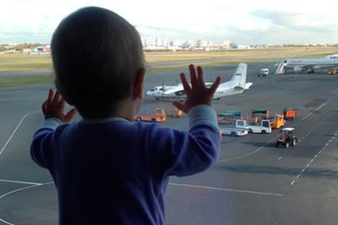 Bé gái Darina Gromva trước khi lên máy bay. (Nguồn: RT.com)