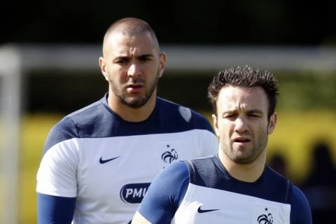Karim Benzema và Valbuena. (Nguồn: Reuters)