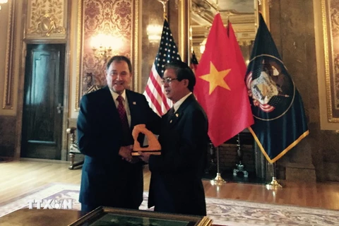 Đại sứ Việt Nam tại Hoa Kỳ Phạm Quang Vinh gặp Thống đốc bang Utah. (Ảnh: TTXVN)