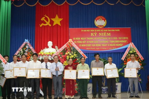Chủ tịch Ủy ban Mặt trận Tổ quốc Việt Nam tỉnh Bình Phước tặng bằng khen cho các tập thể. (Ảnh: K GỬIH​/TTXVN)