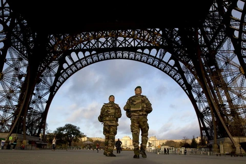 Lực lượng an ninh Pháp được tăng cường sau loạt vụ khủng bố. (Nguồn: AP)
