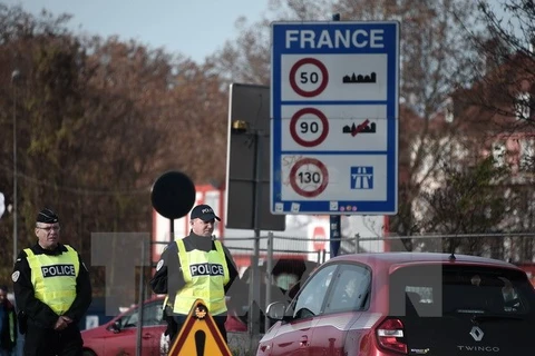 Cảnh sát Pháp kiểm soát tại khu vực "Cầu châu Âu" nối Strasbourg (Pháp) với Kehl, thị trấn miền Nam Đức, sau các vụ tấn công ở Paris. (Nguồn: AFP/ TTXVN)
