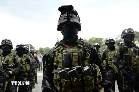 Lực lượng đặc nhiệm Philippines tuần tra tại khu vực diễn ra Hội nghị cấp cao APEC ở Manila ngày 14/11. (Nguồn: AFP/TTXVN)