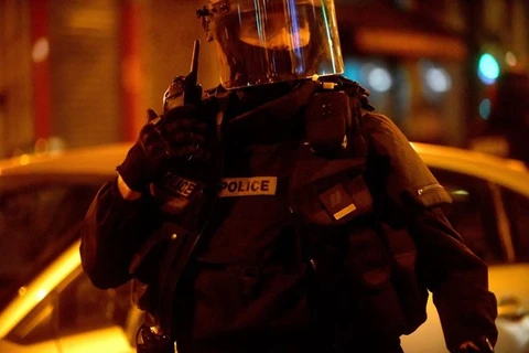 Cảnh sát Pháp tiến hành truy lùng các nghi phạm khủng bố ở Paris (Nguồn: AFP)