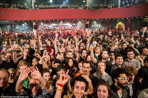 Gương mặt vui vẻ của các khán giả đến dự buổi biểu diễn của Eagles of Death Metal tại nhà hát Bataclan. (Nguồn: Daily Mail)