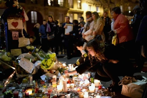 Tưởng nhớ các nạn nhân trong vụ khủng bố ở Paris. (Nguồn: Getty Images)
