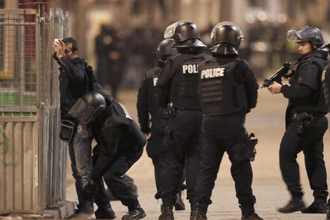 Cảnh sát khám xét một người đàn ông trên phố. (Nguồn: Reuters)