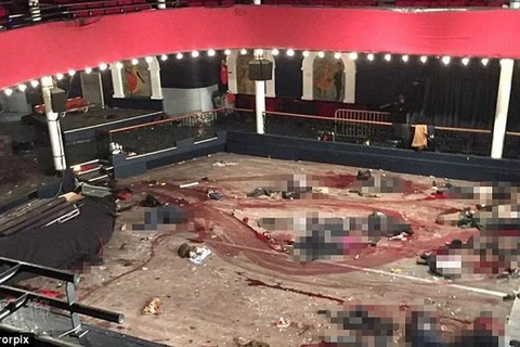 Sàn nhà hát Bataclan đầy máu và thi thể của các con tin bị giết. (Nguồn: Daily Mail)