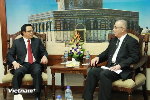 Ủy viên Trung ương Đảng Hoàng Bình Quân hội kiến Thủ tướng Palestine Hamdallah. (Ảnh: B. Hoàn/Vietnam+)