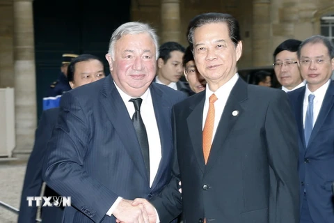 Thủ tướng Chính phủ Nguyễn Tấn Dũng hội kiến với ngài Gerad Larcher, Chủ tịch Thượng viện Pháp. (Ảnh: Đức Tám​/TTXVN)