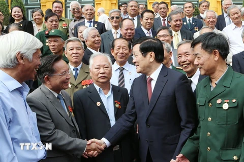 Chủ tịch nước Trương Tấn Sang với các đại biểu Chiến sỹ cách mạng bị địch bắt, tù đày. (Ảnh: Nguyễn Khang/TTXVN)
