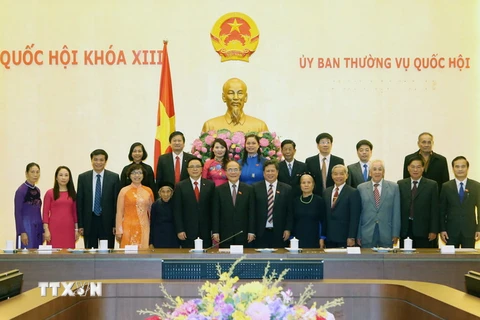 Chủ tịch Quốc hội Nguyễn Sinh Hùng gặp mặt thân mật Đoàn đại biểu Quốc hội tỉnh Tuyên Quang. (Ảnh: Nhan Sáng/TTXVN)