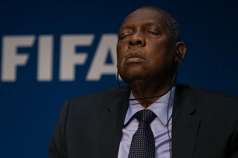 Quyền chủ tịch FIFA Issa Hayatou ngủ gật. (Nguồn: Getty Images)