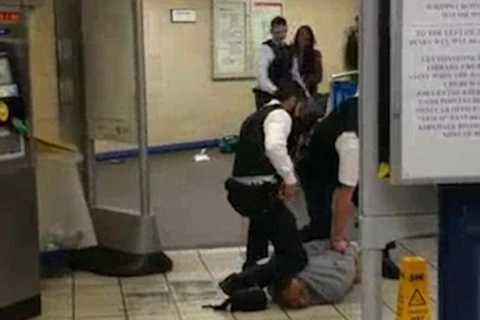 Cảnh sát bắt tên khủng bố bằng dao. (Nguồn: Daily Mail)