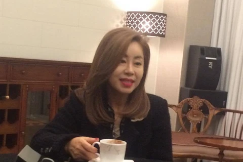 Chị Kim Chung Kyung trẻ hơn rất nhiều so với cái tuổi 55 của mình. (Ảnh: Đỗ Huy/Vietnam+)