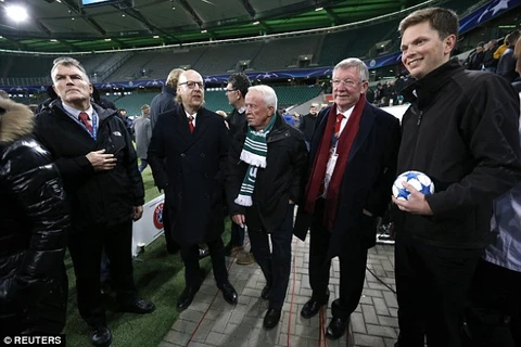 Sir Alex Ferguson và nhiều khách VIP phải ở lại sân sau trận đấu. (Nguồn: Reuters)