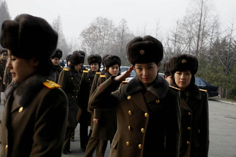 Các cô gái Triều Tiên xinh đẹp đến Trung Quốc ngày 10/12. (Nguồn: CCTV)