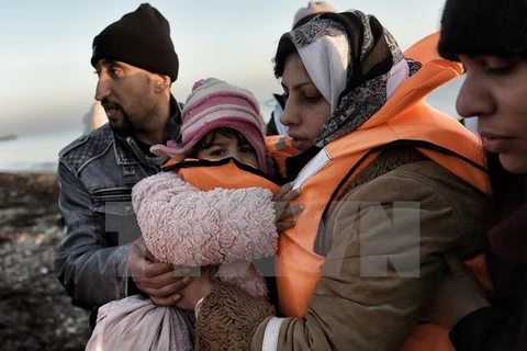 Người di cư tới đảo Lesbos, Hy Lạp sau hành trình vượt biển Aegean đầy nguy hiểm. (Nguồn: AFP/TTXVN)