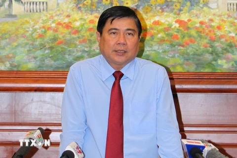 Ông Nguyễn Thành Phong, tân Chủ tịch UBND Thành phố Hồ Chí Minh nhiệm kỳ 2011-2016 trả lời phỏng vấn báo chí. (Ảnh: Hoàng Hải/TTXVN)