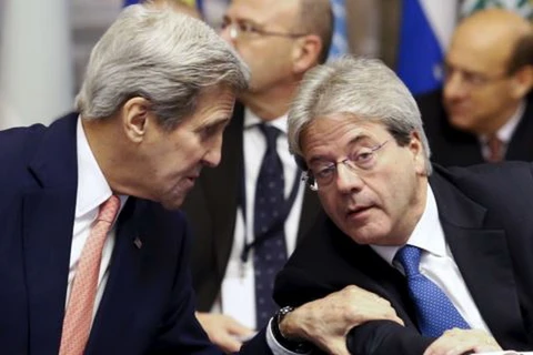 Ngoại trưởng Mỹ John Kerry và Ngoại trưởng Italy Paolo Gentiloni tại hội nghị. (Nguồn: Reuters)