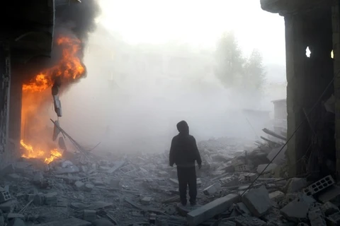 Cảnh hoang tàn sau vụ oanh kích. (Nguồn: AFP)