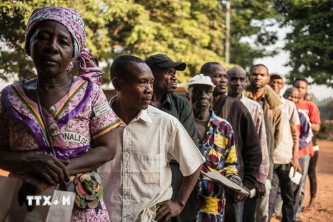 Cử tri xếp hàng chờ bỏ phiếu tại Bangui, Cộng hòa Trung Phi ngày 13/12. (Nguồn: AFP/TTXVN)