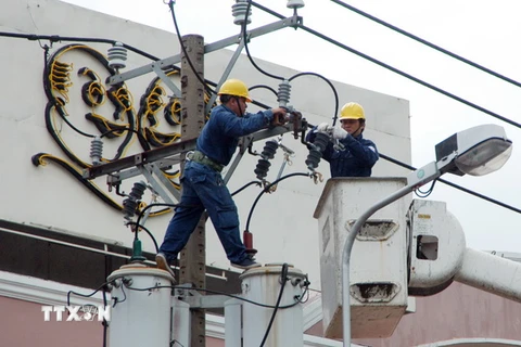 Công nhân Điện lực Thành phố Hồ Chí Minh sửa chữa dường dây hạ thế. (Ảnh: Thanh Phàn​/TTXVN)