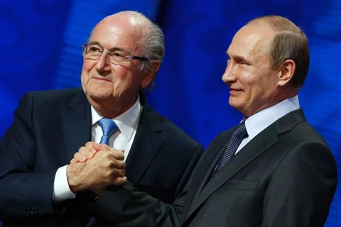 Tổng thống Nga Putin ca ngợi ông Sepp Blatter. (Nguồn: AP)