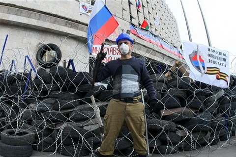 Một người dân ủng hộ Nga ở Ukraine. (Nguồn: telegraph)