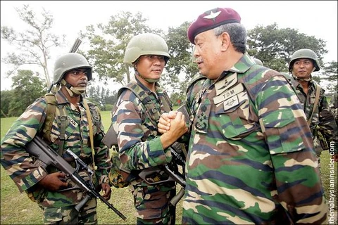 Tư lệnh lực lượng quốc phòng Malaysia, Đại tướng Zulkifeli Mohd Zin (phải). (Nguồn: themalaysianinsider)
