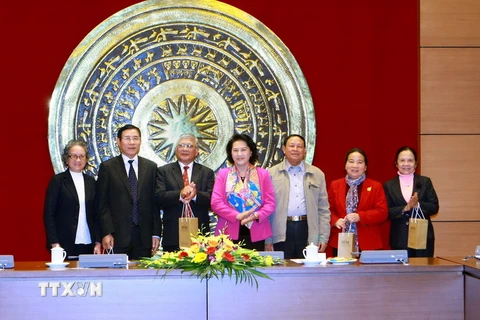 Phó Chủ tịch Quốc hội Nguyễn Thị Kim Ngân chụp ảnh cùng các đại biểu. (Ảnh: Doãn Tấn​/TTXVN)