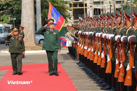 Bộ trưởng Quốc phòng Phùng Quang Thanh duyệt đội danh dự. (Ảnh: Quyết Chiến/Vietnam+)