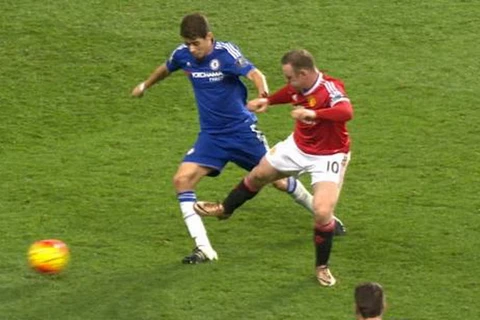 Pha phạm lỗi của Rooney với Oscar. (Nguồn: thesun)