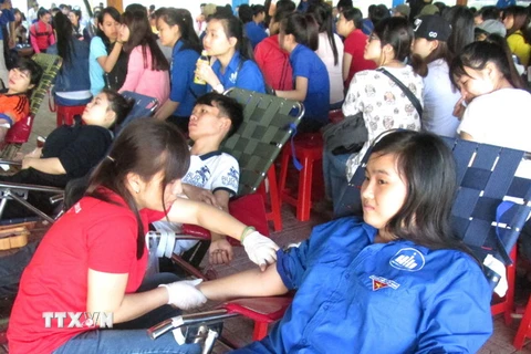 Thanh niên tình nguyện hiến máu nhân đạo. (Ảnh: Nguyên Lý/TTXVN)