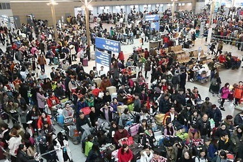 Tình trạng quá tải và ùn tắc cục bộ xảy ra trong ngày 3/1 tại sân bay quốc tế Incheon. (Ảnh: Phạm Duy/Vietnam+)