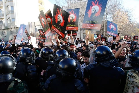 Người dân biểu tình trước Đại sứ quán Saudi Arabia tại Tehran. (Nguồn: EPA)