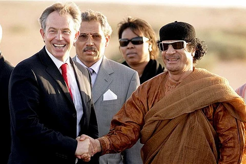 Cựu lãnh đạo Libya Muammar Gaddafi và cựu Thủ tướng Anh Tony Blair. (Nguồn: AFP)