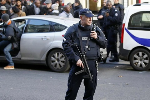 Lục lượng cảnh sát Pháp tại hiện trường vụ án. (Nguồn: Reuters)
