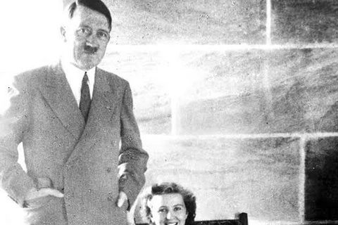 Hitler và Braun. (Nguồn: The Sun)