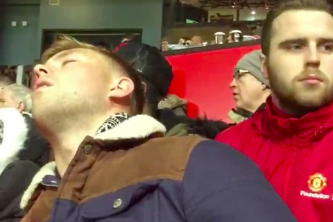 Cổ động viên ngủ gật khi xem trận Manchester United-Sheffield United. (Nguồn: YouTube)