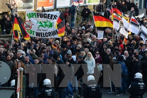 Biểu tình phản đối chính sách về người nhập cư ở Đức. (Nguồn: AFP/TTXVN) 
