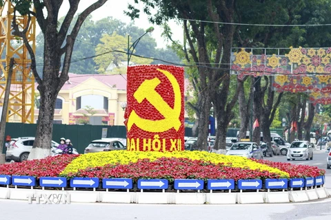 Tuyến đường Điện Biên Phủ trang trí đèn hoa chào mừng Đại hội. (Ảnh: Đắc Giang/TTXVN)