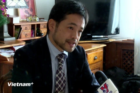 Tiến sỹ Takashi Hosoda trả lời phỏng vấn. (Ảnh: Trần Quang Vinh/Vietnam+)
