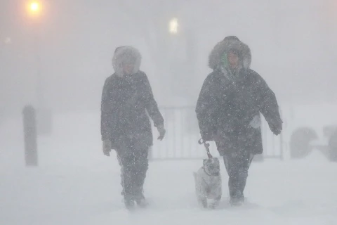 Người dân Mỹ chống chọi với bão tuyết. (Nguồn: Getty Images)