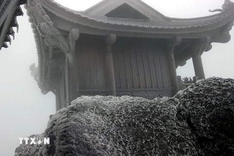 Băng tuyết phủ kín chùa Đồng trên đỉnh núi Yên Tử. (Ảnh: Văn Đức/TTXVN)