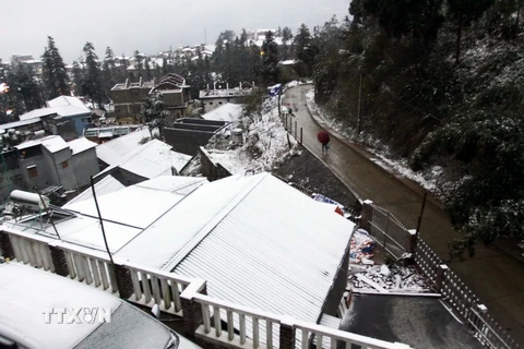 Tuyết rơi trắng các mái nhà tại thị trấn Sapa. (Ảnh: Thế Duyệt/TTXVN)