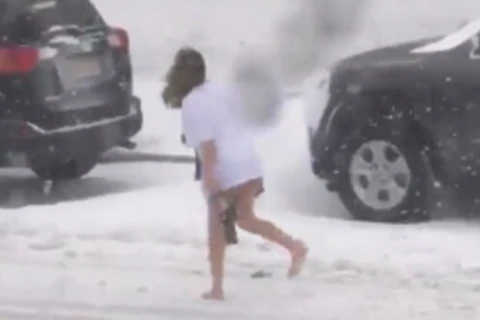 Cô gái không mặc quần đi trong bão tuyết. (Nguồn: DM)